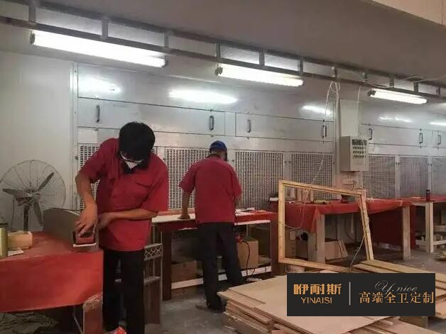 對拼好后的柜板用專業(yè)的拋光機(jī)進(jìn)行多次拋光
