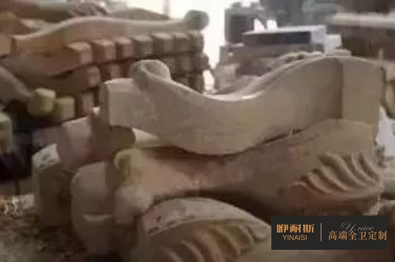 第六步：鑼機：以模具為原型，以刀具進行切削，形成更為完整與流暢的線條，規(guī)定了產(chǎn)品的形狀。
