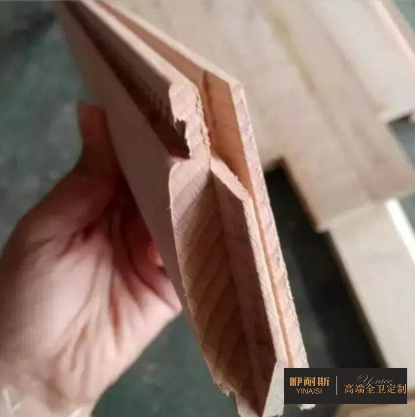 第七步：出榫機。使木塊具備特有的準(zhǔn)頭結(jié)構(gòu)制作出一種古典效果，以便木塊之間更為緊密的連接。