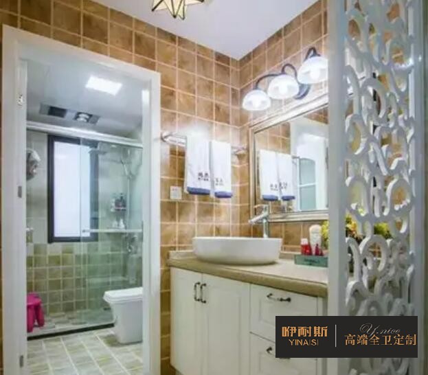 現(xiàn)在大多數(shù)衛(wèi)浴間設(shè)計是干濕分離式，將面盆獨立出來，且設(shè)置遠離門口的地方，打造相對干燥的空間